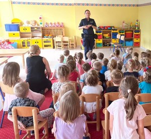 Policjantka rozmawia z dziećmi.