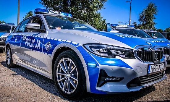 napis policja na radiowozie