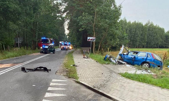 miejsce wypadku drogowego, samochód w rowie, na drodze pojazdy służb ratunkowych