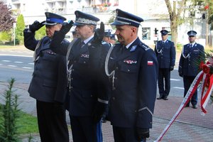 Zastępca Komendanta Głównego Policji nadinsp. Paweł Dobrodziej w asyście Zastępcy Komendanta Wojewódzkiego Policji w Katowicach insp. Artura Bednarka oraz Komendanta Powiatowego Policji w Będzinie insp. Arkadiusza Więcka oddają honor po złożeniu kwiatów nad obeliskiem