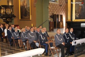 goście zgromadzeni w Kościele Świętej Trójcy w Będzinie, na czele z Zastępcą Komendanta Głównego Policji nadinsp. Pawłem Dobrodziejem