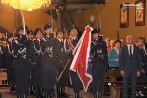 Sztandar Komendy Wojewódzkiej Policji w Katowicach w asyście policjantów z kompanii honorowej w kościele