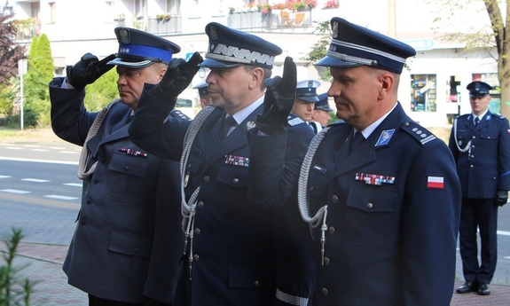 Zastępca Komendanta Głównego Policji nadinsp. Paweł Dobrodziej w asyście Zastępcy Komendanta Wojewódzkiego Policji w Katowicach insp. Artura Bednarka oraz Komendanta Powiatowego Policji w Będzinie insp. Arkadiusza Więcka oddają honor po złożeniu kwiatów nad obeliskiem