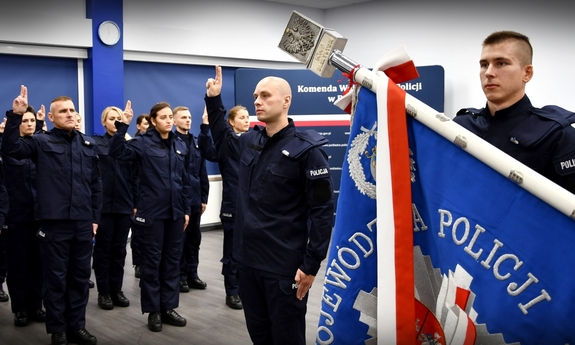 policjanci w trakcie uroczystości ślubowania