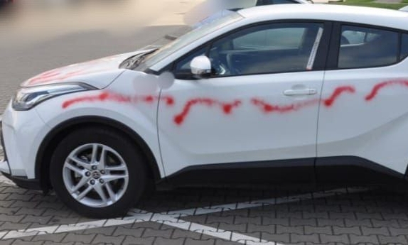 biały samochód pomazany czerwona farbą