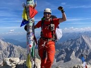 Zdjęcia kolorowe: zabrzański policjant aspirant sztabowy Michał Puchała, w trakcie górskiej wspinaczki na najwyższy szczyt Niemiec - Zugspitze. Na zdjęciach widać górskie pejzaże oraz Michała Puchałę podczas wspinaczki