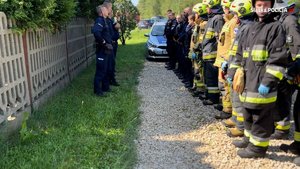 umundurowani policjanci i inne służby podczas przeszukania terenu