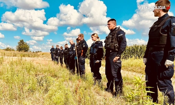 umundurowani policjanci i inne służby podczas przeszukania terenu