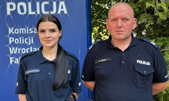 na zdjęciu policjantka i policjant w mundurze