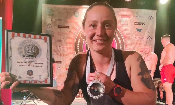 młodszy aspirant Aleksandra Wołejszo prezentuje medal i dyplom