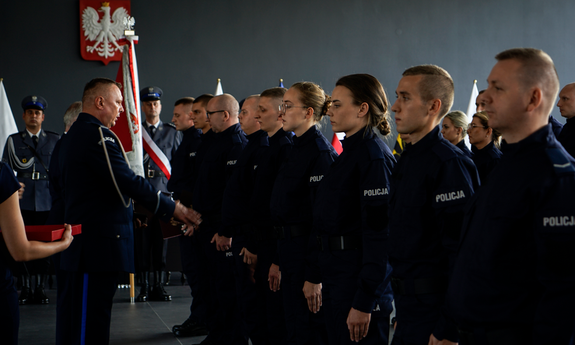 Insp. Krzysztof Kozelan I Zastępca Komendant Wojewódzki Policji w Gdańsku gratuluje ślubującym wstąpienia w szeregi pomorskiej Policji