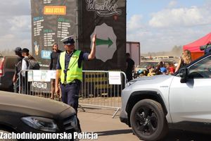 policjant ruchu drogowego w trakcie regulowania ruchu podczas festiwalu
