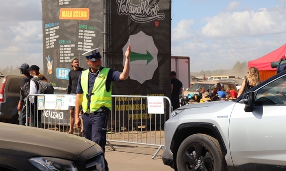 policjant ruchu drogowego wśród uczestników festiwalu