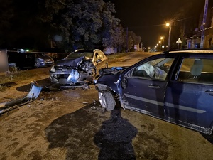 uszkodzony samochód biorący udział w zdarzeniu drogowym