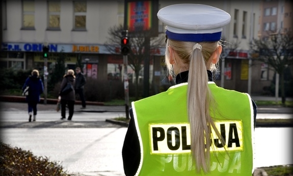 policjantka kontroluje ruch