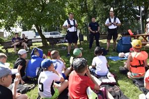 Policjanci rozmawiają z dziećmi.