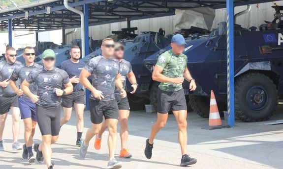 Biegnący funkcjonariusze XXXIII Rotacji Jednostki Specjalnej Polskiej Policji w Kosowie