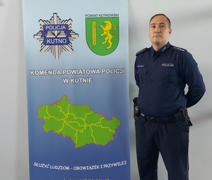 starszy aspirant Łukasz Sierka w mundurze pozuje do zdjęcia