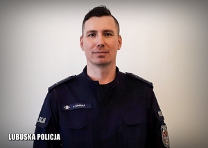 sylwetka policjanta w mundurze