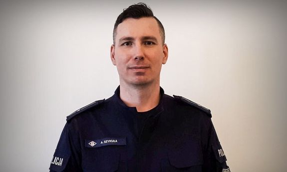 sylwetka policjanta w mundurze