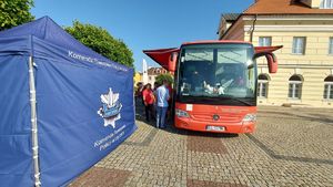 Mobilny Punkt Poboru na placu Kościuszki , obok namiot Komendy Powiatowej Policji w Łęczycy i stojące przed nim osoby