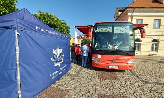 Mobilny Punkt Poboru na placu Kościuszki , obok namiot Komendy Powiatowej Policji w Łęczycy i stojące przed nim osoby