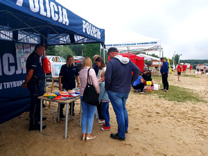 Policjanci z uczestnikami festynu w namiocie profilaktycznym Policji.