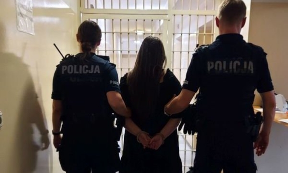 policjanci z zatrzymaną kobietą