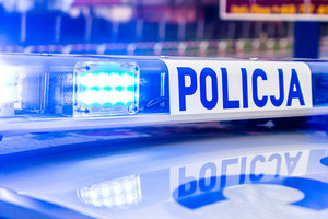 Napis Policja na dachu radiowozu