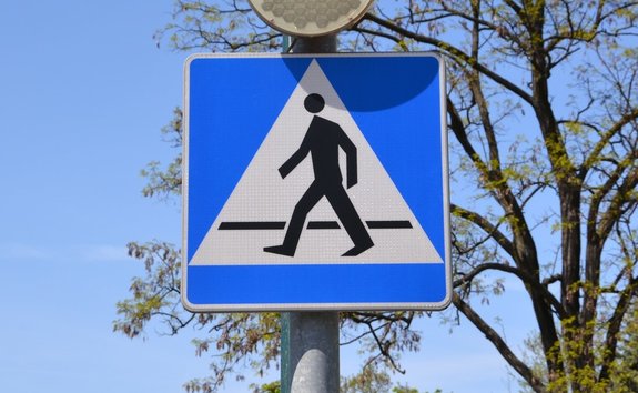 znak informacyjny: przejście dla pieszych