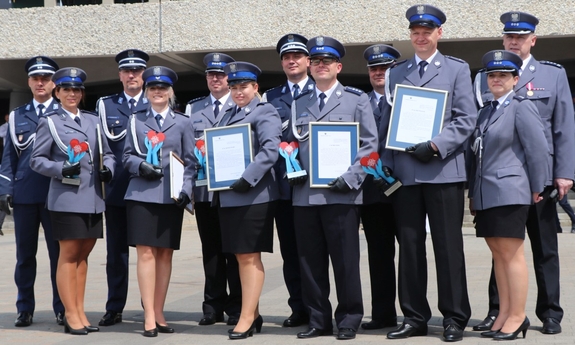 zdjęcie grupowe laureatów konkuru Policjant, który mi pomógł