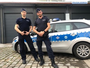 policjanci obok radiowozu