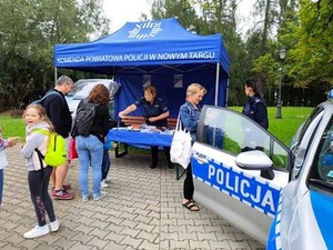 Policjanci i uczestnicy spotkania.