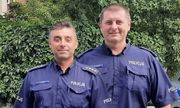 dwaj policjanci asp. szt. Jarosław Stanicki i asp. szt. Grzegorz Czerwiński w mundurach pozują do zdjęcia