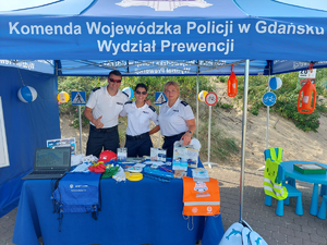 Policjanci pozują do zdjęcia w namiocie profilaktycznym Policji.