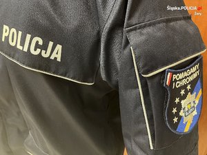 Policyjna kurtka z emblematem Pomagamy i chronimy