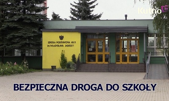 budynek szkoły pod spodem napis bezpieczna droga do szkoły