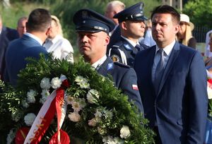 przedstawiciele służb, instytucji państwowych składają wieńce podczas uroczystych obchodów - Huzarzy Śmierci – policjanci w Bitwie Warszawskiej 1920