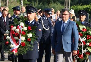 przedstawiciele służb, instytucji państwowych składają wieńce podczas uroczystych obchodów - Huzarzy Śmierci – policjanci w Bitwie Warszawskiej 1920