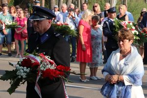 przedstawiciele służb, instytucji państwowych składają wieńce podczas uroczystych obchodów - Huzarzy Śmierci – policjanci w Bitwie Warszawskiej 1920