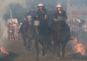 pokaz konny podczas uroczystych obchodów - Huzarzy Śmierci – policjanci w Bitwie Warszawskiej 1920