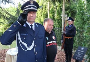 policjant w mundurze galowym oddaje hołd poległym policjantom w Bitwie Warszawskiej 1920 r.