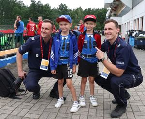 policjanci bliźniacy robią sobie zdjęcie z chlopcami