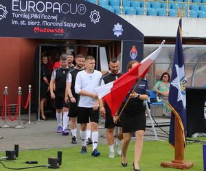 zawodnicy wychodzą na boisko piłki nożnej