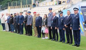 przedstawiciele Policji i innych służb oraz zaproszeni goście podczas Europa Cup - turnieju piłki nożnej im. st. sierż. Marcina Szpyruka