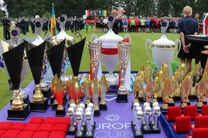 puchary i nagrody podczas Europa Cup - turniej piłki nożnej im. st. sierż. Marcina Szpyruka
