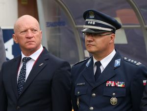 rzecznik Policji oraz pracownik podczas turnieju piłki nożnej im. st. sierż. Marcina Szpyruka