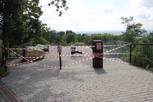 Z odległości kilku metrów widać taras widokowy, który nie posiada ogrodzenia. Wejście na taras jest odgrodzone czerwono - białymi taśmami przymocowanymi do słupków