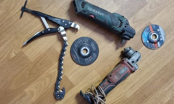 Na podłodze leżą narzędzie służące do wycinania katalizatorów