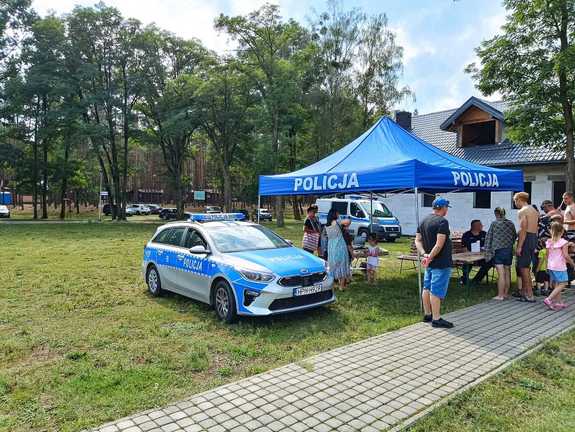 policyjny radiowóz przy stoisku profilaktycznym policji